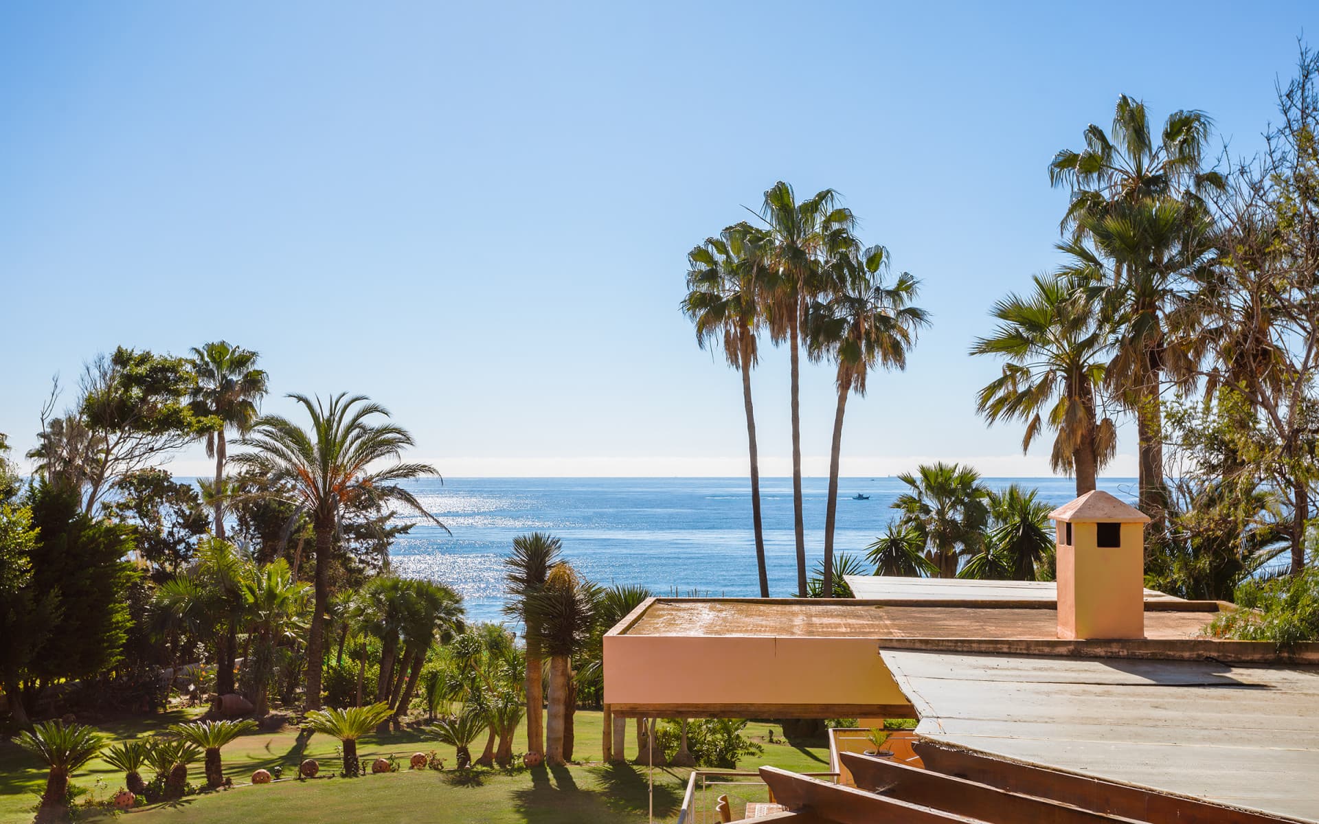 Prachtige villa aan het strand met panoramisch uitzicht op zee in Estepona Oost — photo 1