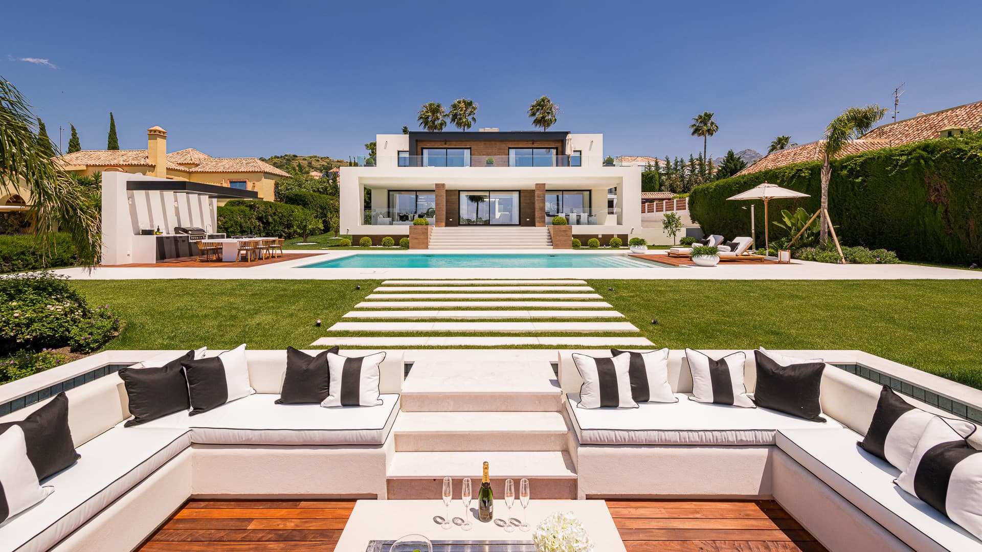 Luxe Frontline Golf Villa in Nueva Andalusië, Marbella — photo 1