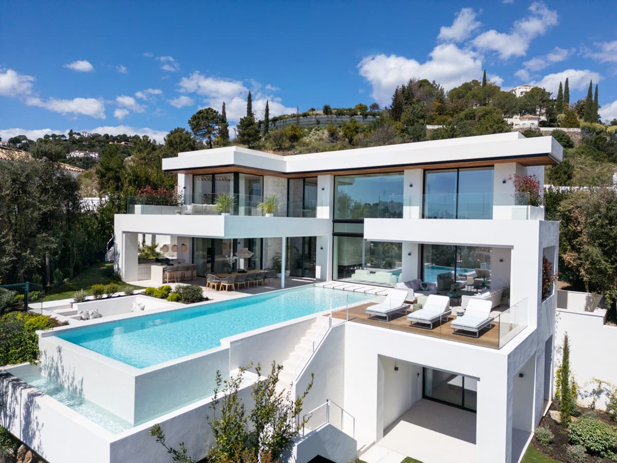 Villa contemporánea con vistas panorámicas al mar en Lomas de La Quinta, Benahavis — photo 1