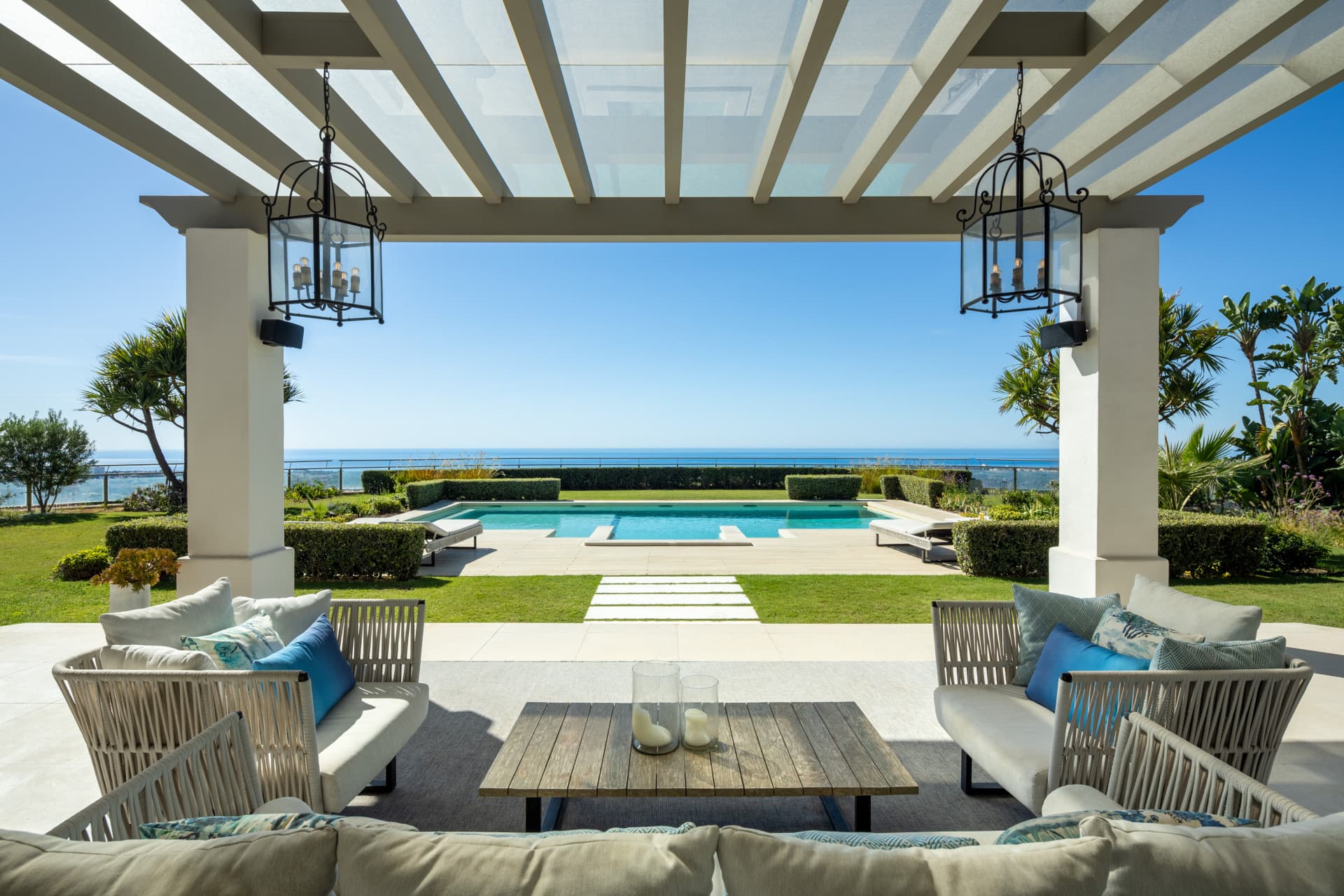 Luxuriöse andalusische Villa mit Panoramablick auf Monte Halcones, Benahavis — photo 1