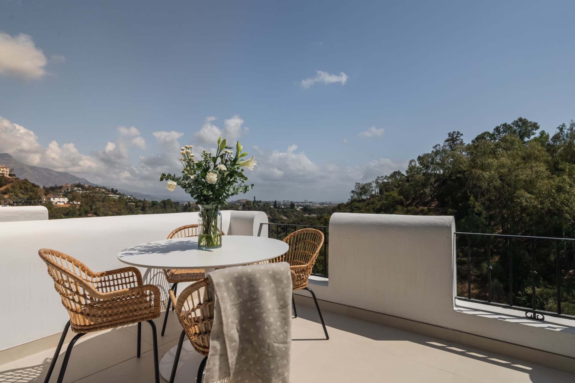 Luxe gerenoveerd appartement in Exclusive Gated Community, Los Almendros, Benahavis — photo 1
