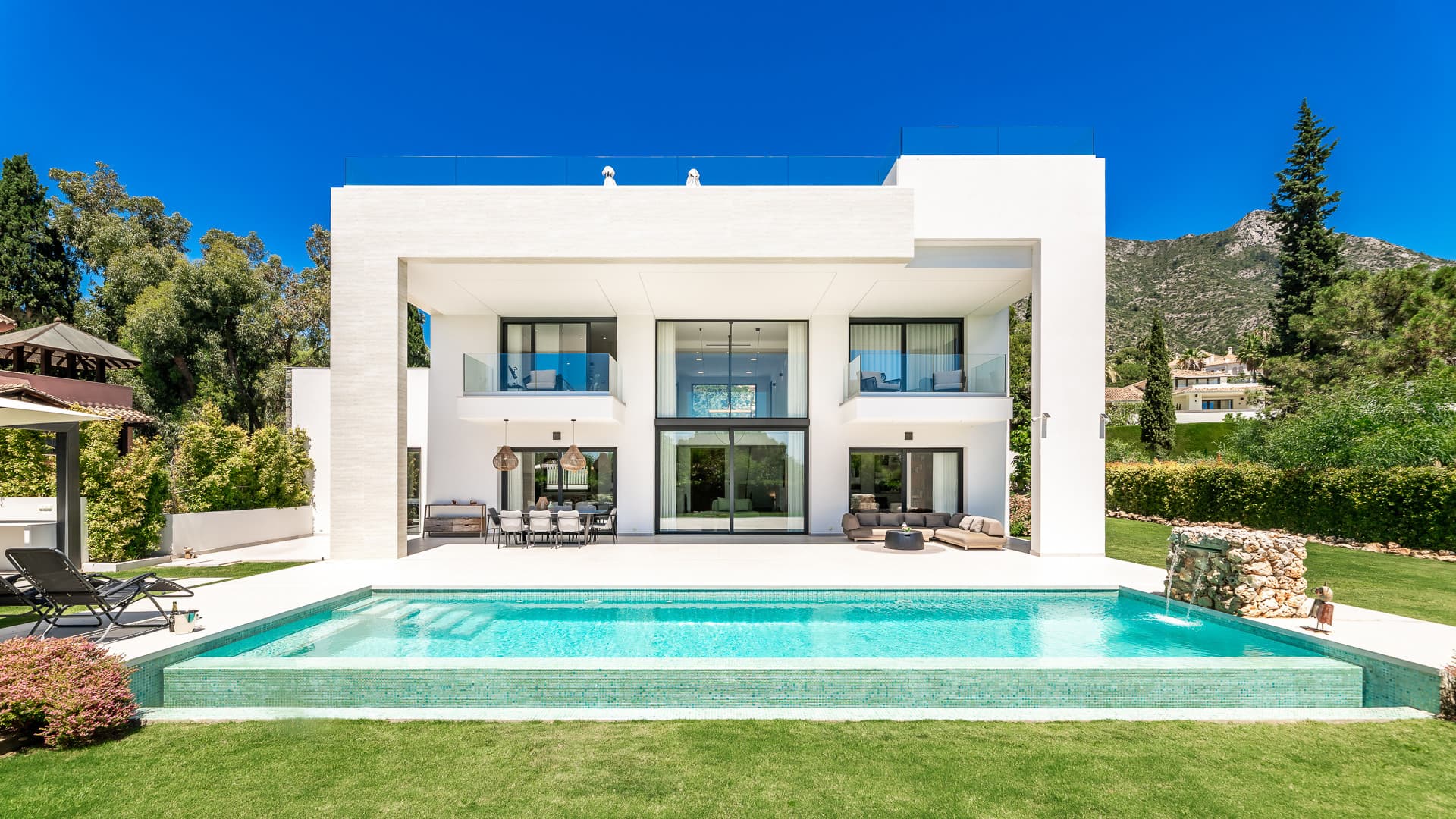 Sleek Villa contemporánea con vistas panorámicas en Cascada de Camojan — photo 1