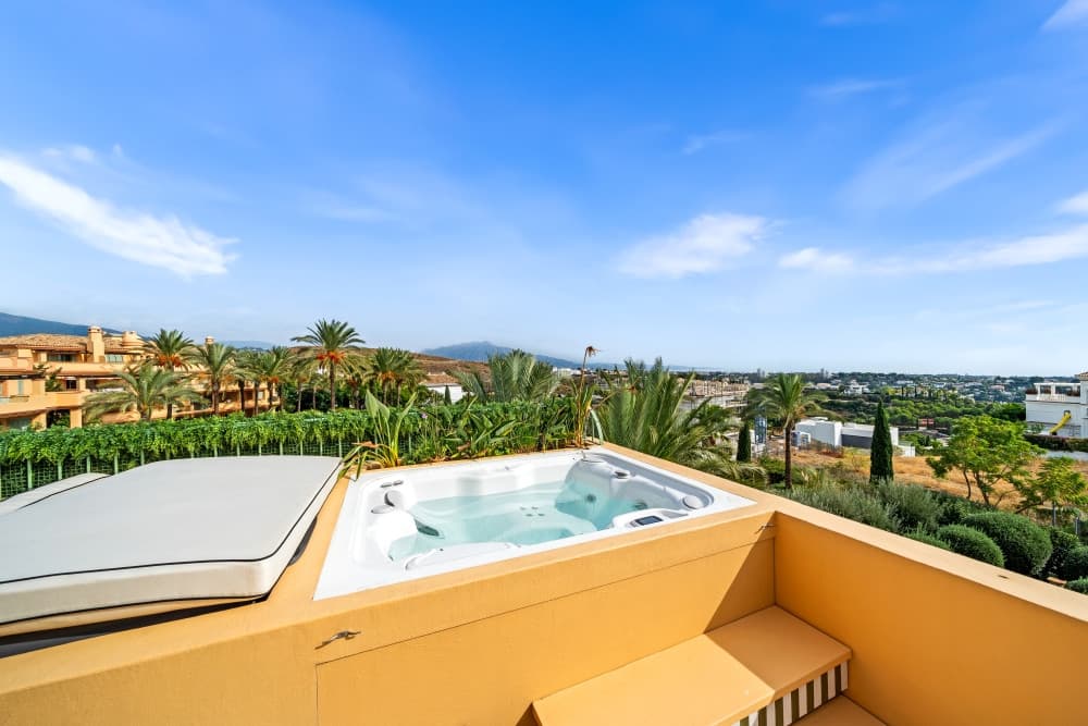 Luxus Duplex Penthouse mit ausgedehnten Meerblick in Los Flamingos, Benahavis — photo 1