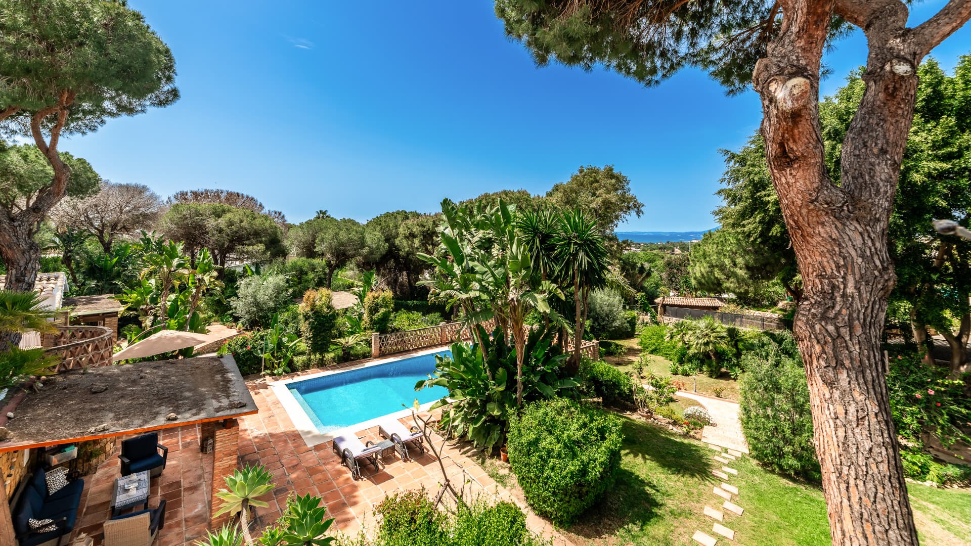 Charmante 7-slaapkamer villa in Prime Elviria, Marbella Oost met uitzicht op zee — photo 1