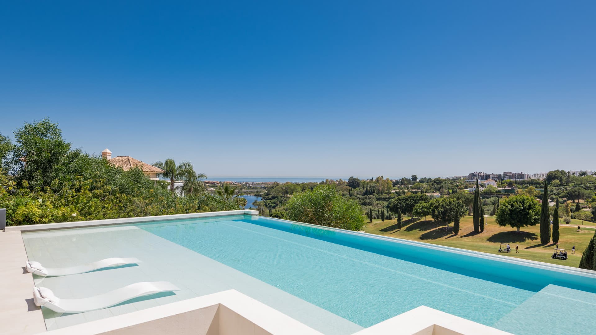 Villa de lujo con vistas panorámicas en Los Flamingos, Benahavis — photo 1