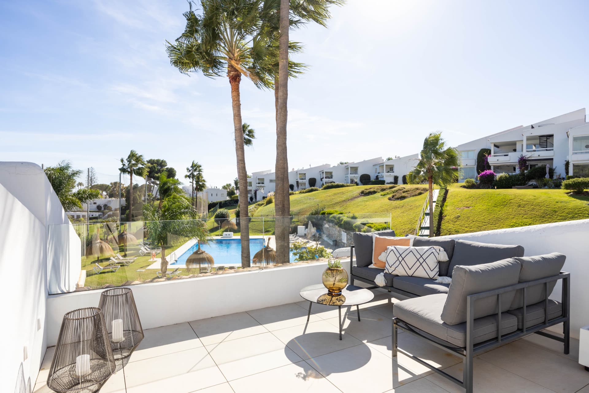 Lujo Apartamento de dos dormitorios en Primera Nueva Andalucía, Marbella — photo 1