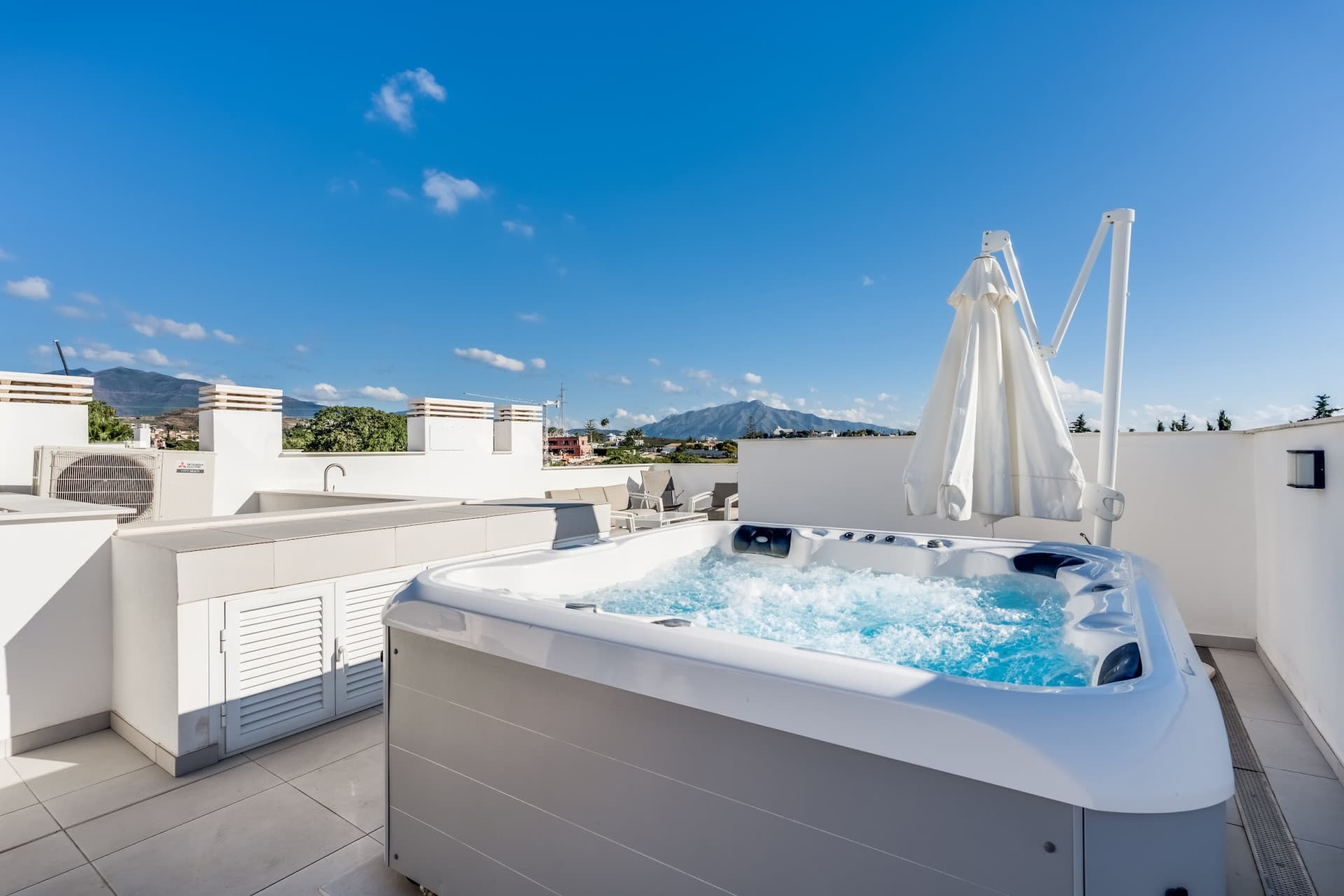 Casa de 4 dormitorios con vistas panorámicas en Los Miradores del Sol, Estepona — photo 1