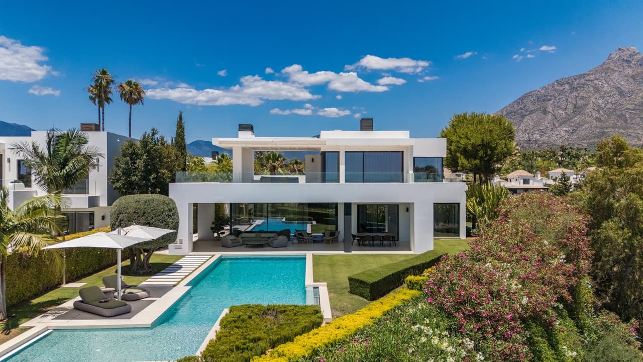 Villa de lujo contemporánea con vistas panorámicas al mar en Las Lomas del Marbella Club — photo 1