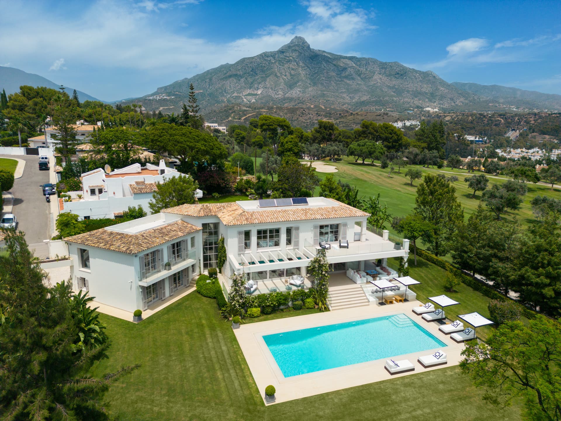 Exquisite Frontline Golf Villa in Aloha, Nueva Andalucia — photo 1