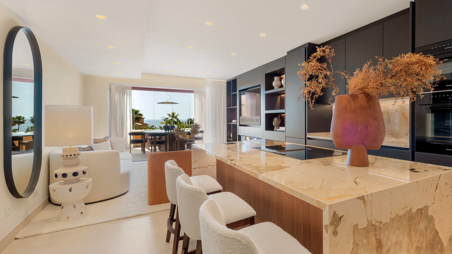 Lujoso Apartamento en planta baja con impresionantes vistas al mar en Los Granados del Mar, Estepona — photo 1