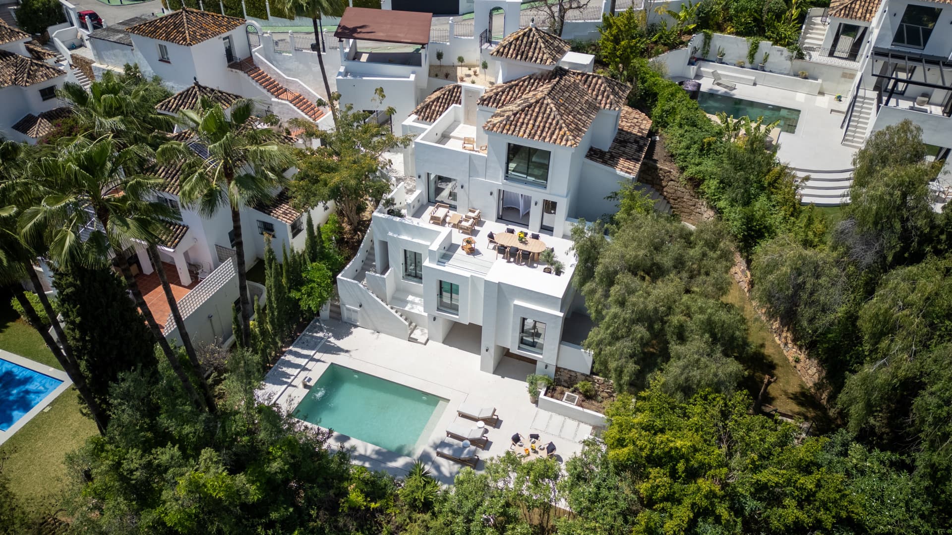 Villa contemporánea de 6 dormitorios con encanto andaluz en Los Naranjos Hill Club, Marbella — photo 1