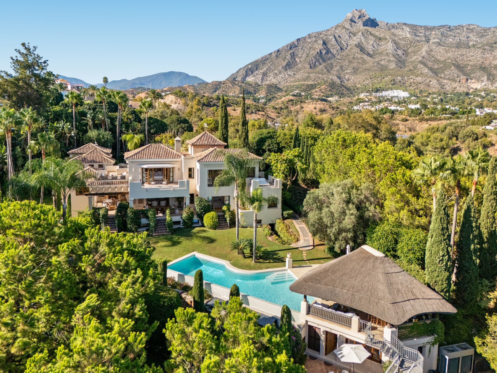 Elegante Andalucian Villa mit Panoramablick auf die Goldene Meile Marbella — photo 1