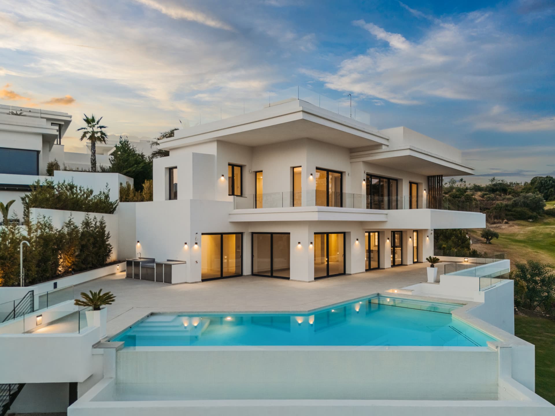 Architectonische villa met vier slaapkamers met panoramisch uitzicht in La Resina Golf, Estepona — photo 1