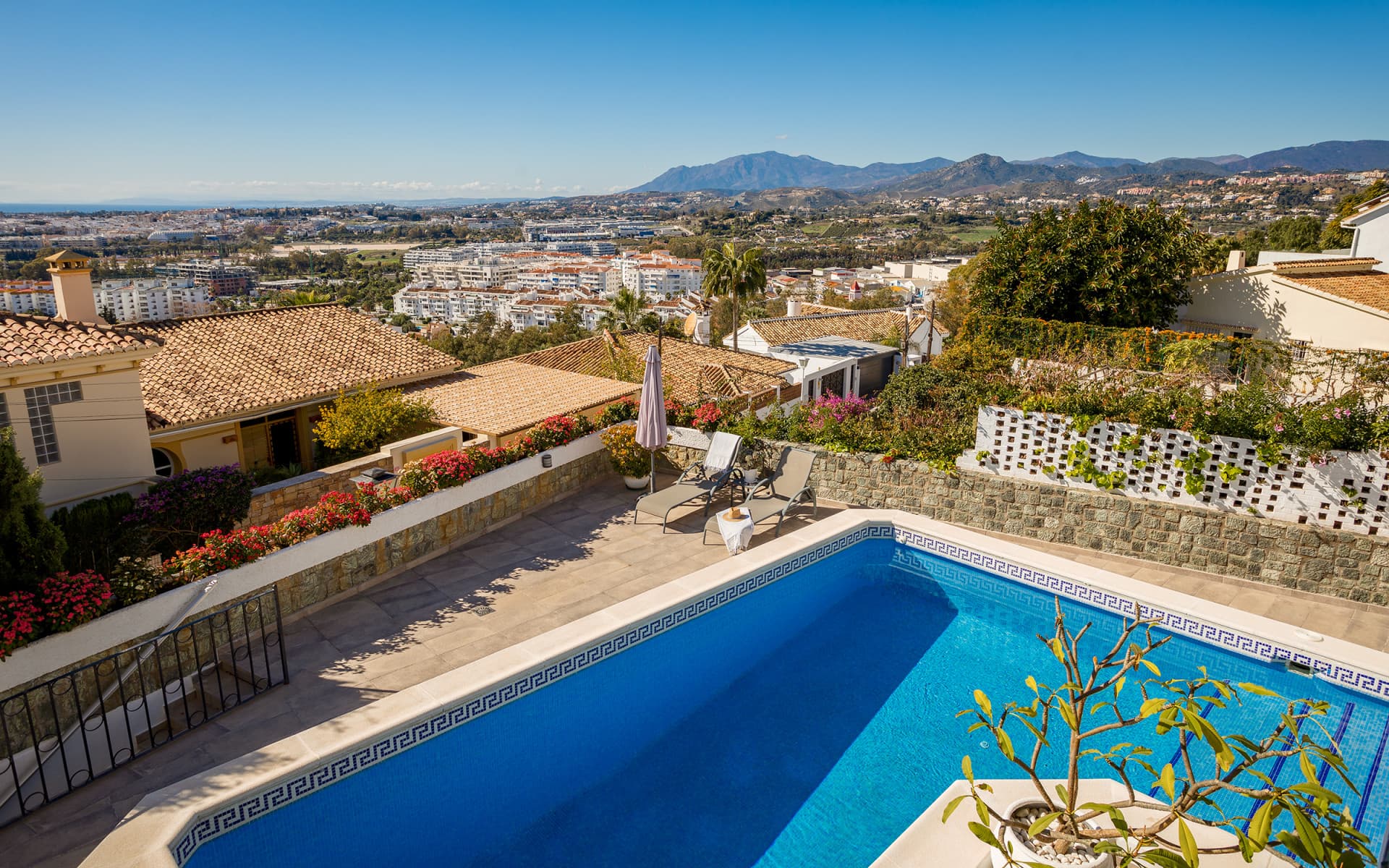 Charmante Villa mit vier Schlafzimmern mit Panoramablick auf das Meer und die Berge in Nueva Andalucia, Marbella — photo 1