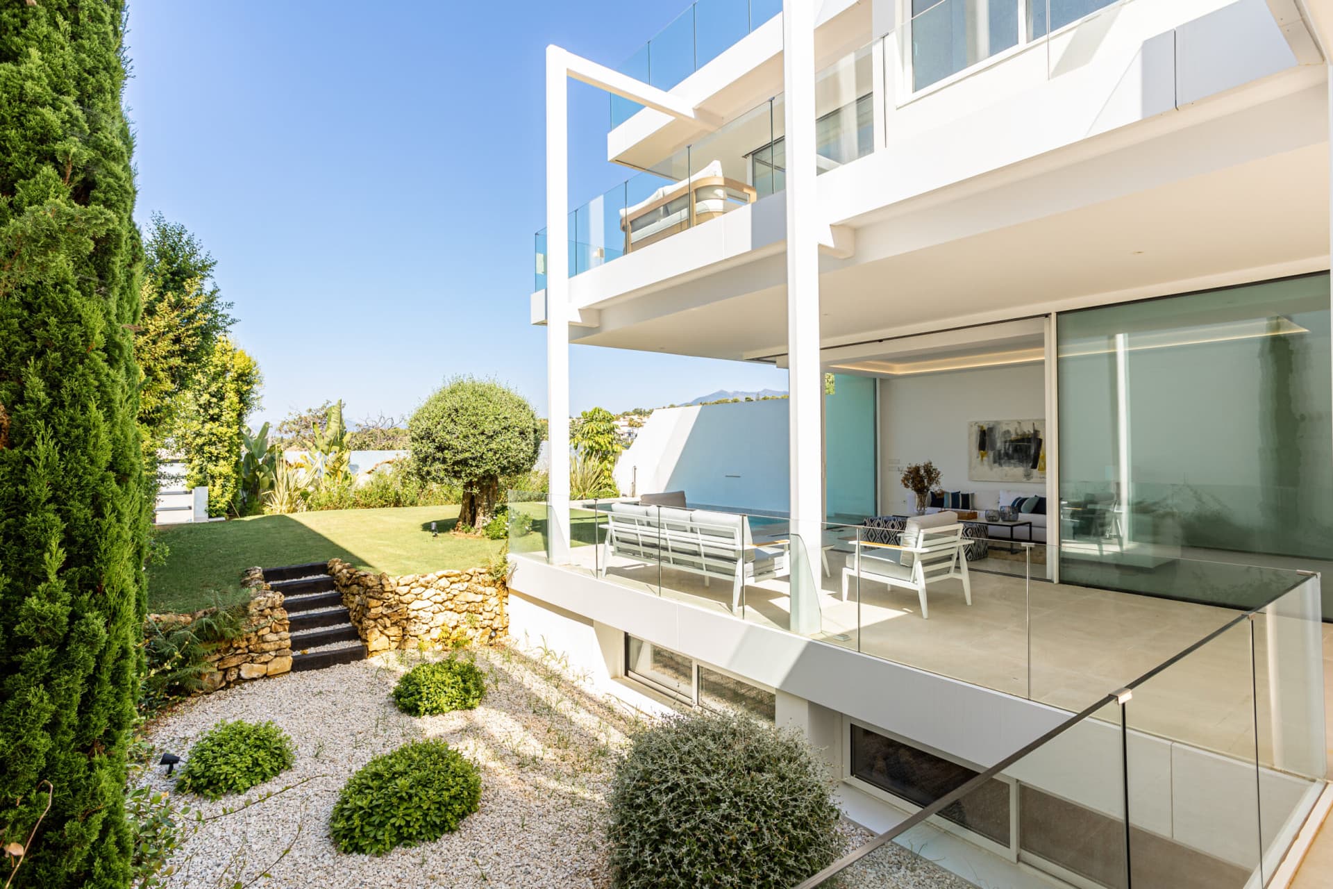 Villa excepcional contemporánea en Valdeolletas, Marbella con vistas panorámicas — photo 1