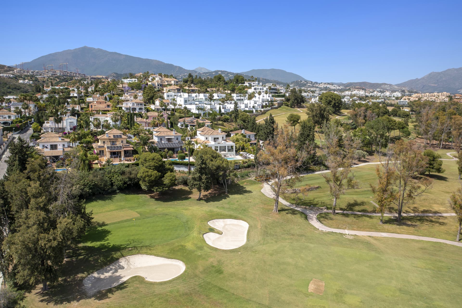 Frontline Golf Luxe 5-Slaapkamer Villa in Atalaya Golf, Estepona — photo 1