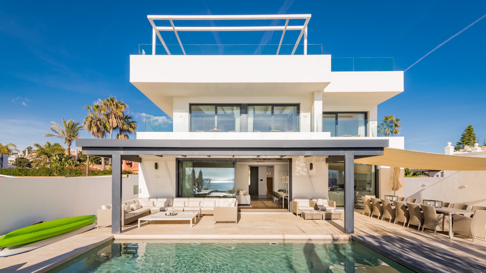 Luxuriöse First Line Beach Villa in Costabella, Marbella — photo 1