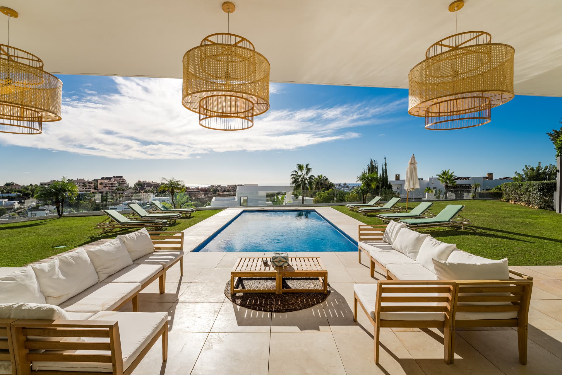 Opulento Villa de cinco dormitorios en Benahavis con Panoramic Vistas — photo 1